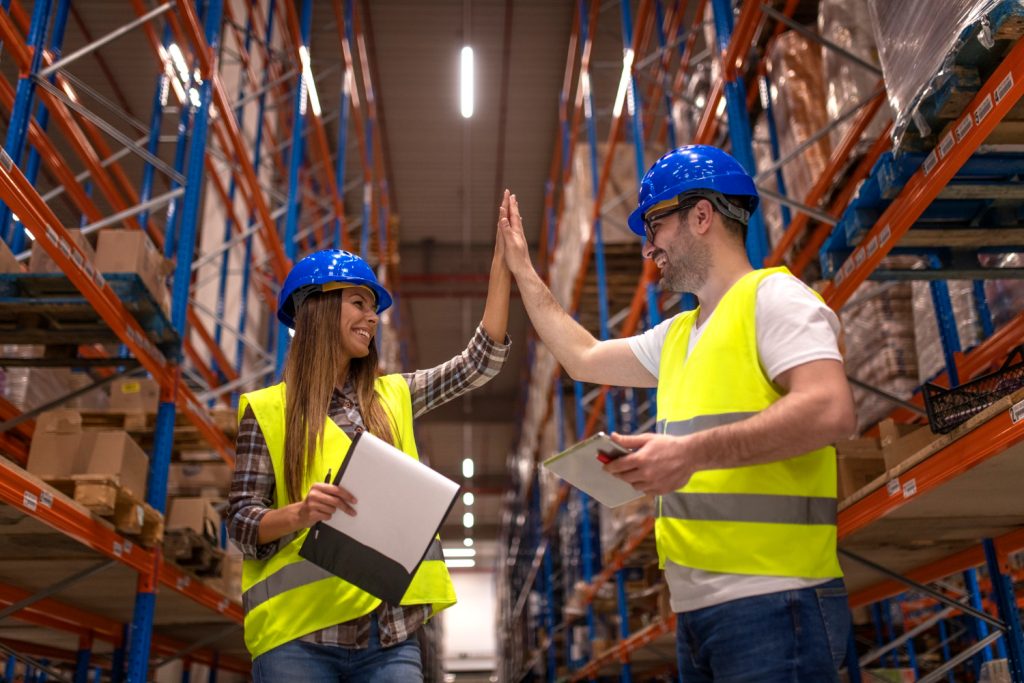 Trabajadores disfrutando de un ambiente de trabajo sano, lleno de etica