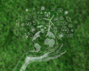 Mano cuidando el medioambiente por medio de energias renovables